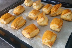 Aperitiv pateuri cu branza din aluat de foietaj facut in casa