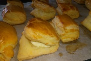 Aperitiv pateuri cu branza din aluat de foietaj facut in casa