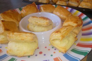 Aperitiv pateuri cu branza din aluat de foietaj facut in casa