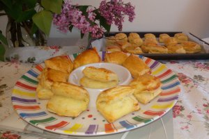 Aperitiv pateuri cu branza din aluat de foietaj facut in casa