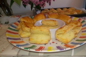 Aperitiv pateuri cu branza din aluat de foietaj facut in casa