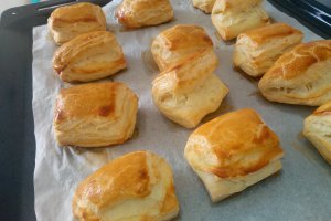 Aperitiv pateuri cu branza din aluat de foietaj facut in casa
