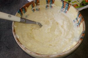 Aperitiv pateuri cu branza din aluat de foietaj facut in casa