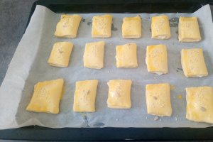 Aperitiv pateuri cu branza din aluat de foietaj facut in casa