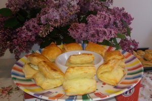 Aperitiv pateuri cu branza din aluat de foietaj facut in casa