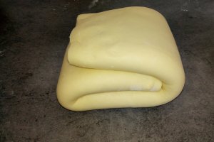 Aperitiv pateuri cu branza din aluat de foietaj facut in casa