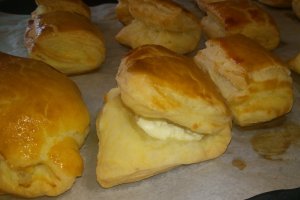 Aperitiv pateuri cu branza din aluat de foietaj facut in casa