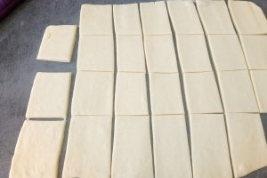 Aperitiv pateuri cu branza din aluat de foietaj facut in casa