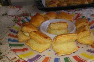 Aperitiv pateuri cu branza din aluat de foietaj facut in casa