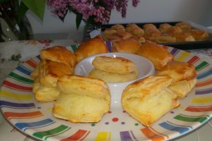 Aperitiv pateuri cu branza din aluat de foietaj facut in casa