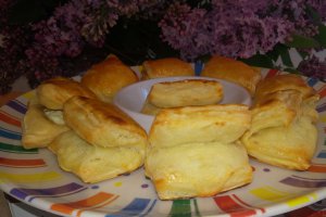Aperitiv pateuri cu branza din aluat de foietaj facut in casa