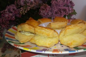 Aperitiv pateuri cu branza din aluat de foietaj facut in casa