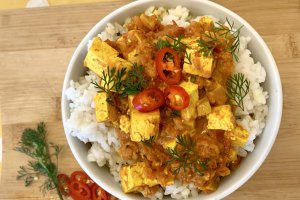 Curry de tofu cu orez (Tofu Coconut Curry)