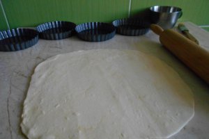 Mini tarte cu branza sarata si marar
