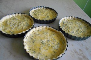 Mini tarte cu branza sarata si marar