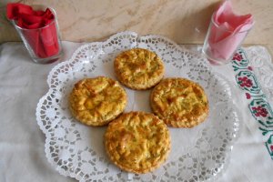 Mini tarte cu branza sarata si marar