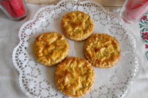 Mini tarte cu branza sarata si marar