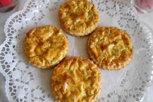 Mini tarte cu branza sarata si marar