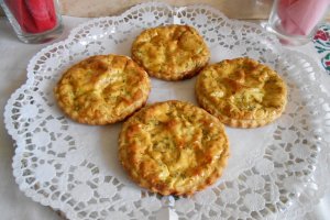 Mini tarte cu branza sarata si marar