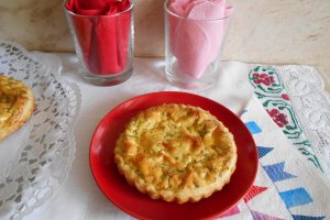 Mini tarte cu branza sarata si marar