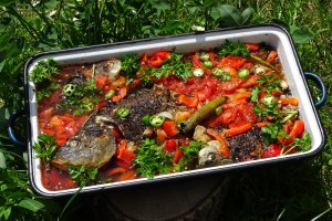 Saramura de peste cu legume coapte