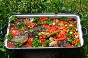 Saramura de peste cu legume coapte