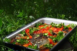 Saramura de peste cu legume coapte