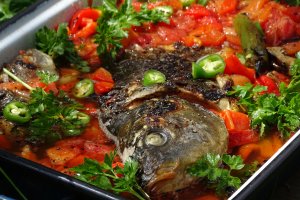 Saramura de peste cu legume coapte