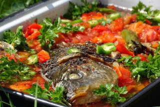 Saramura de peste cu legume coapte