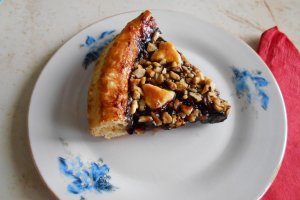 Desert crostata cu gem si nuci rumenite
