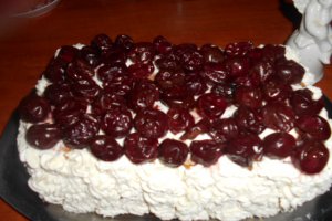 Desert tort cu crema de nes si visine