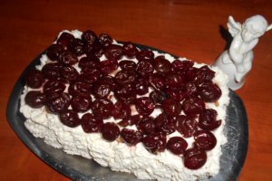Desert tort cu crema de nes si visine