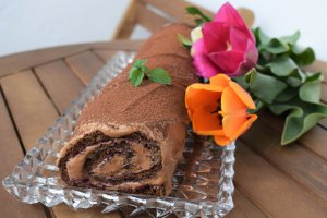 Desert rulada cu crema de cafea si dulceata acrisoara