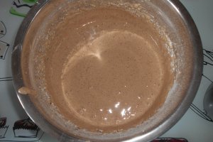 Desert rulada cu crema de cafea si dulceata acrisoara