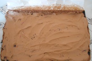 Desert rulada cu crema de cafea si dulceata acrisoara