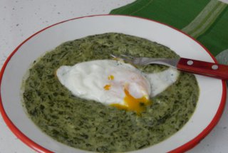 Mancare delicioasa de spanac cu smantana, marar si usturoi