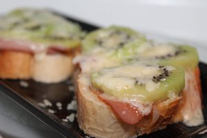 Sandwich cu prosciutto și kiwi