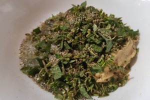 Piept de curcan marinat in crusta de mustar si ierburi aromatice la cuptor