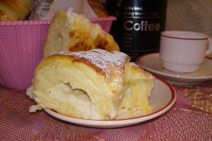 Desert cornuri pariziene umplute cu crema patisera