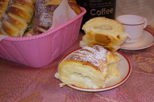 Desert cornuri pariziene umplute cu crema patisera