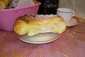 Desert cornuri pariziene umplute cu crema patisera