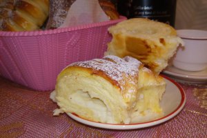 Desert cornuri pariziene umplute cu crema patisera