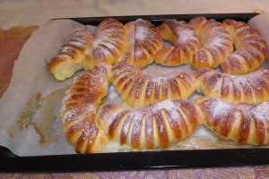 Desert cornuri pariziene umplute cu crema patisera