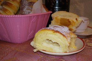 Desert cornuri pariziene umplute cu crema patisera