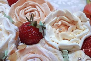 Desert tort cu trandafiri si capsuni