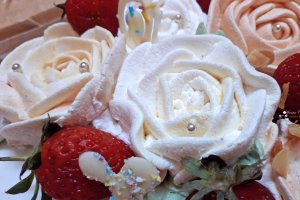 Desert tort cu trandafiri si capsuni