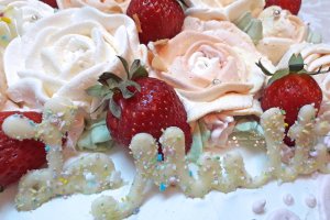Desert tort cu trandafiri si capsuni