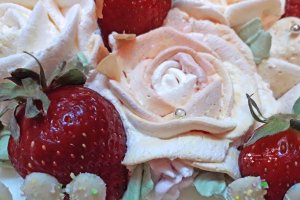 Desert tort cu trandafiri si capsuni