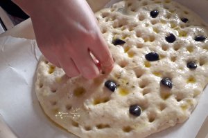 Focaccia cu masline și rozmarin