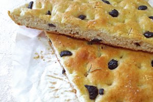 Focaccia cu masline și rozmarin